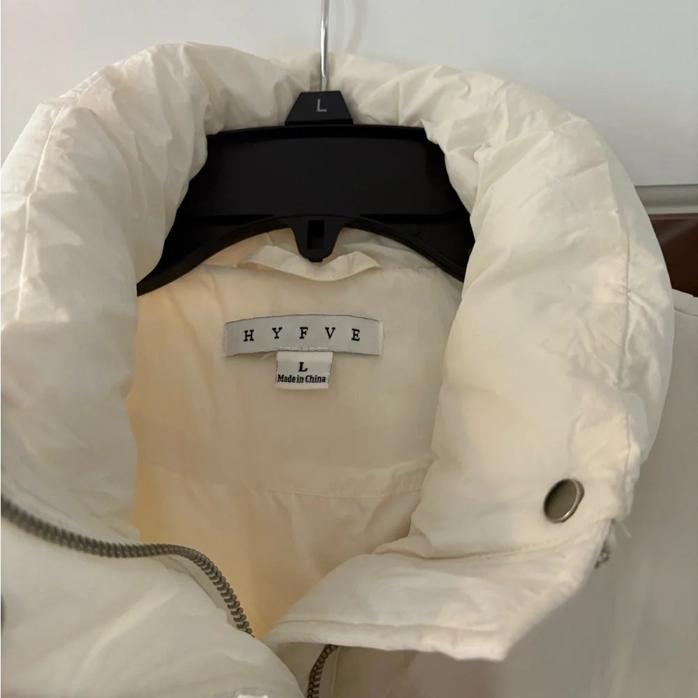 HYFVE Women's White Puffer Vest, size large. Excellent condition - Picture 6 of 7